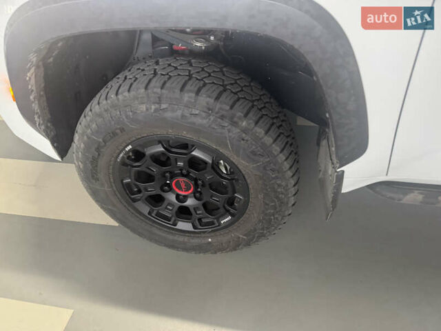 Белый Тойота Тундра, объемом двигателя 3.45 л и пробегом 4 тыс. км за 84848 $, фото 10 на Automoto.ua