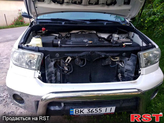 Белый Тойота Тундра, объемом двигателя 5.7 л и пробегом 206 тыс. км за 18500 $, фото 4 на Automoto.ua