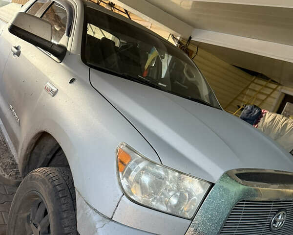 Серый Тойота Тундра, объемом двигателя 5.66 л и пробегом 308 тыс. км за 19000 $, фото 1 на Automoto.ua