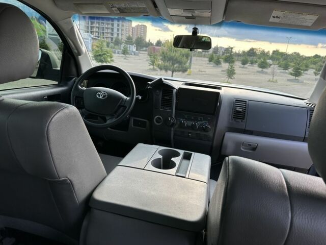 Серый Тойота Тундра, объемом двигателя 4.6 л и пробегом 155 тыс. км за 17900 $, фото 5 на Automoto.ua