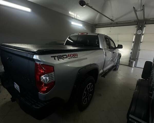 Серый Тойота Тундра, объемом двигателя 5.66 л и пробегом 61 тыс. км за 32500 $, фото 5 на Automoto.ua