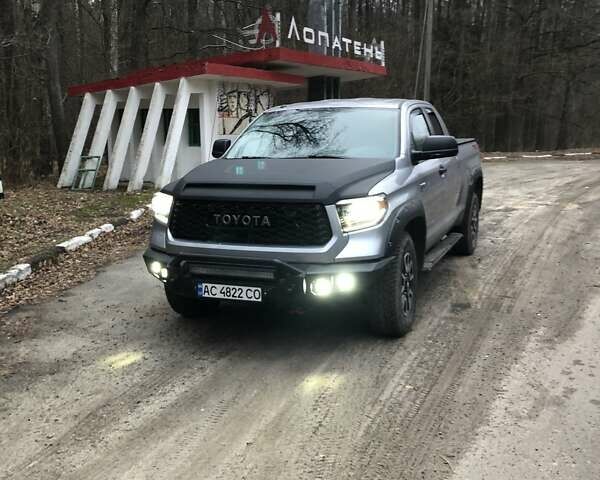 Серый Тойота Тундра, объемом двигателя 5.66 л и пробегом 61 тыс. км за 32500 $, фото 1 на Automoto.ua