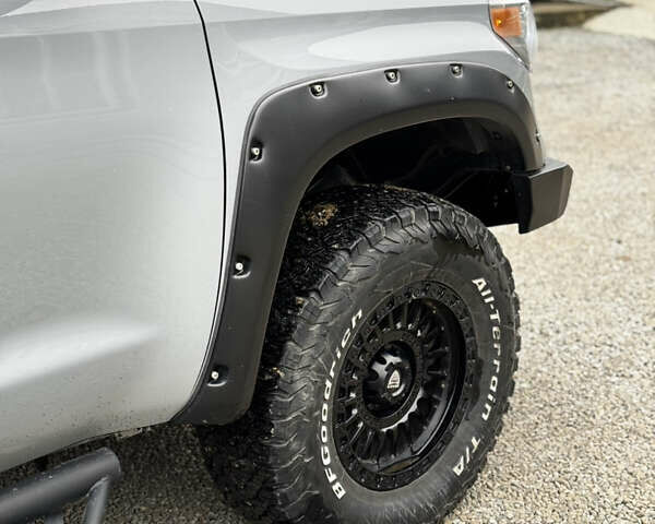 Сірий Тойота Тундра, об'ємом двигуна 5.66 л та пробігом 118 тис. км за 62000 $, фото 10 на Automoto.ua