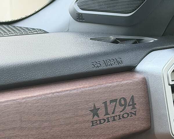 Серый Тойота Тундра, объемом двигателя 3.45 л и пробегом 32 тыс. км за 69900 $, фото 43 на Automoto.ua