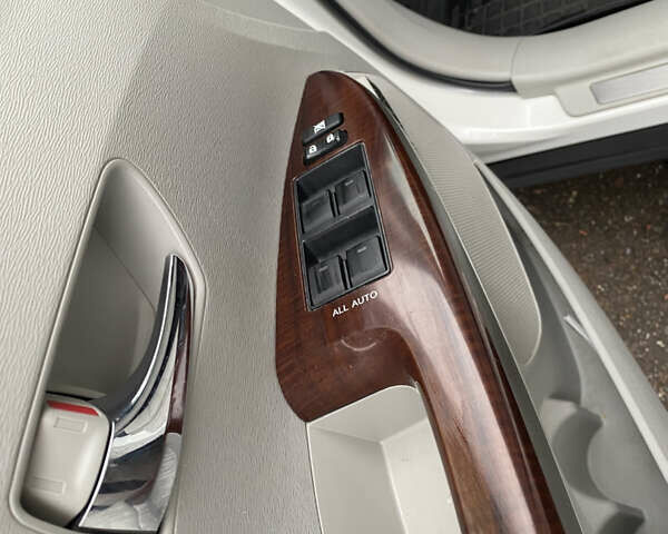 Белый Тойота Венза, объемом двигателя 2.7 л и пробегом 165 тыс. км за 12500 $, фото 19 на Automoto.ua