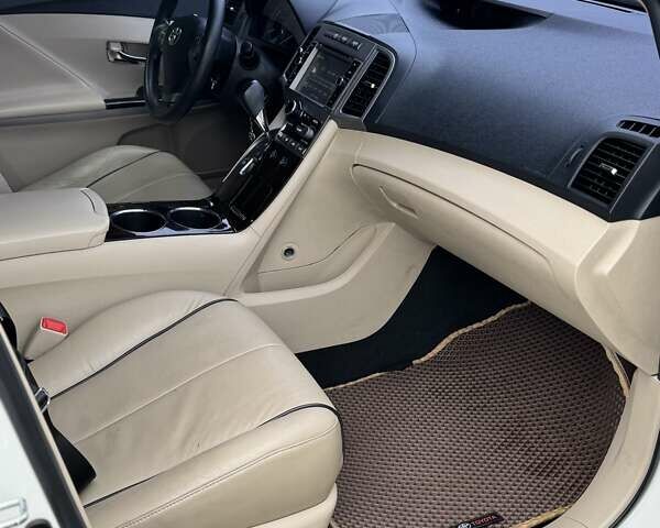 Белый Тойота Венза, объемом двигателя 2.69 л и пробегом 180 тыс. км за 14700 $, фото 3 на Automoto.ua