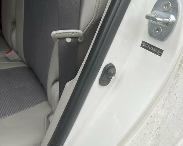 Белый Тойота Венза, объемом двигателя 2.67 л и пробегом 152 тыс. км за 12900 $, фото 16 на Automoto.ua