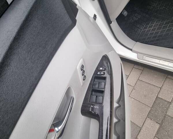 Білий Тойота Венза, об'ємом двигуна 2.67 л та пробігом 180 тис. км за 15500 $, фото 15 на Automoto.ua