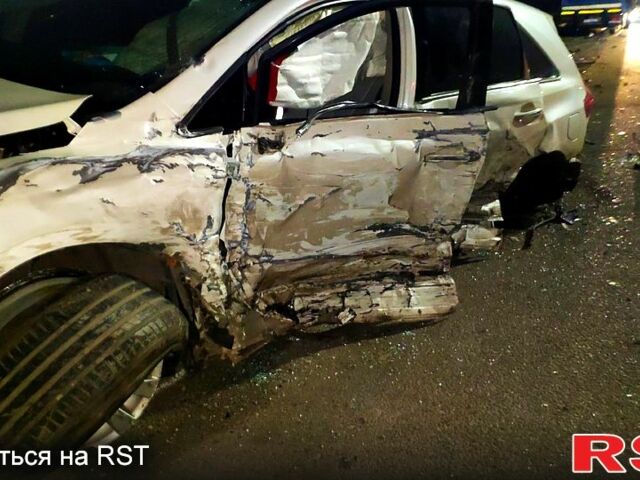 Білий Тойота Венза, об'ємом двигуна 2.7 л та пробігом 185 тис. км за 5000 $, фото 1 на Automoto.ua