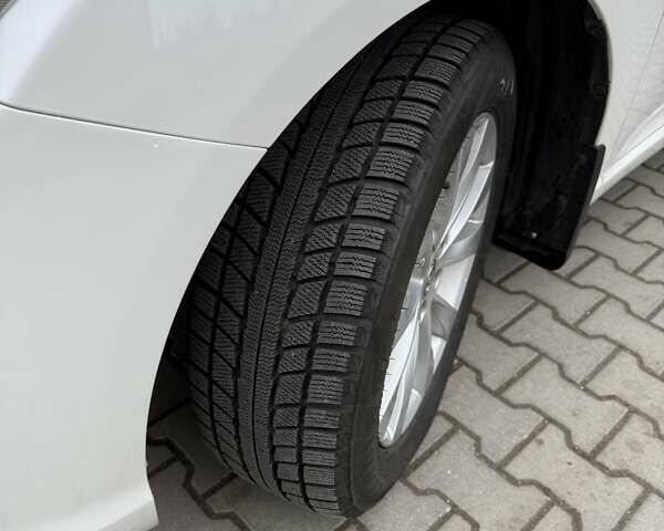 Белый Тойота Венза, объемом двигателя 2.67 л и пробегом 237 тыс. км за 18000 $, фото 1 на Automoto.ua