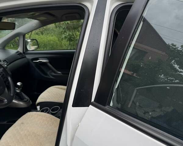 Белый Тойота Версо, объемом двигателя 1.6 л и пробегом 200 тыс. км за 9500 $, фото 4 на Automoto.ua