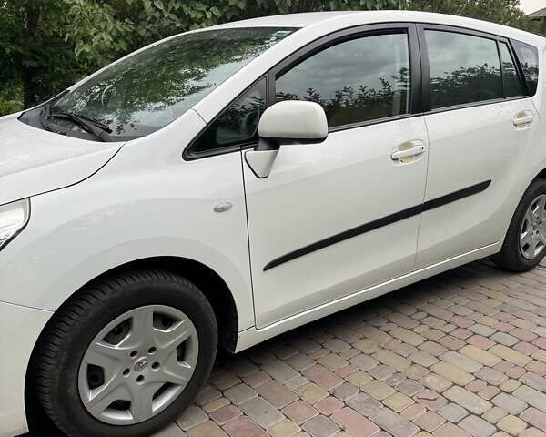 Белый Тойота Версо, объемом двигателя 1.6 л и пробегом 200 тыс. км за 9500 $, фото 1 на Automoto.ua