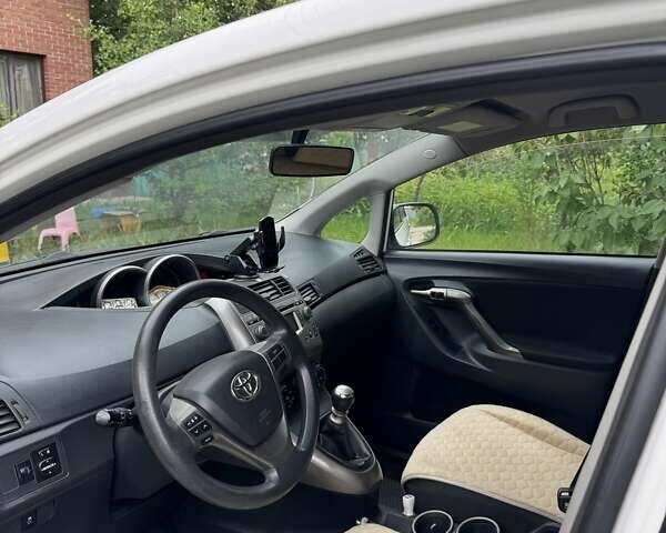 Белый Тойота Версо, объемом двигателя 1.6 л и пробегом 200 тыс. км за 9500 $, фото 3 на Automoto.ua