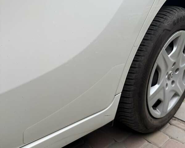 Белый Тойота Версо, объемом двигателя 1.6 л и пробегом 200 тыс. км за 9500 $, фото 5 на Automoto.ua