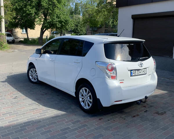 Білий Тойота Версо, об'ємом двигуна 2 л та пробігом 250 тис. км за 8200 $, фото 2 на Automoto.ua