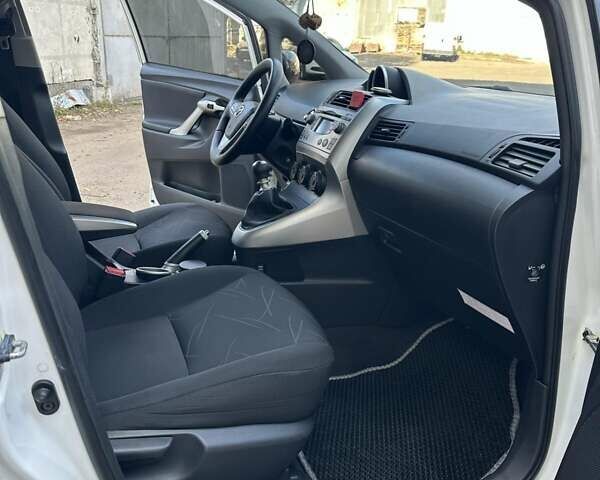 Белый Тойота Версо, объемом двигателя 2 л и пробегом 230 тыс. км за 9500 $, фото 3 на Automoto.ua