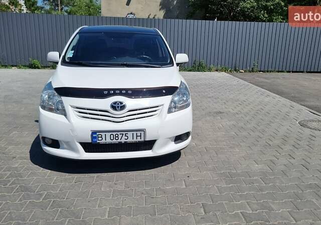 Белый Тойота Версо, объемом двигателя 2 л и пробегом 260 тыс. км за 9000 $, фото 3 на Automoto.ua