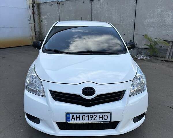 Белый Тойота Версо, объемом двигателя 2 л и пробегом 230 тыс. км за 9500 $, фото 6 на Automoto.ua