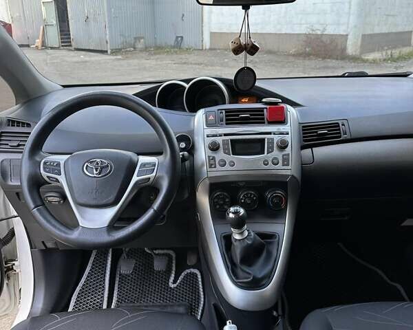 Белый Тойота Версо, объемом двигателя 2 л и пробегом 230 тыс. км за 9500 $, фото 4 на Automoto.ua