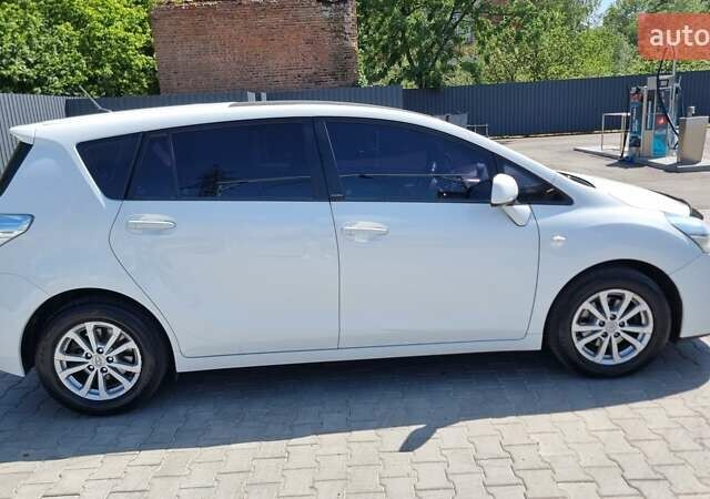 Белый Тойота Версо, объемом двигателя 2 л и пробегом 260 тыс. км за 9000 $, фото 7 на Automoto.ua