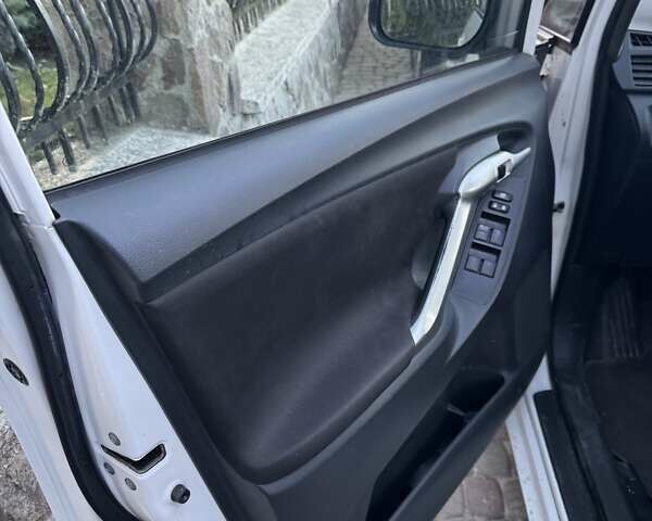 Белый Тойота Версо, объемом двигателя 1.8 л и пробегом 212 тыс. км за 8300 $, фото 3 на Automoto.ua