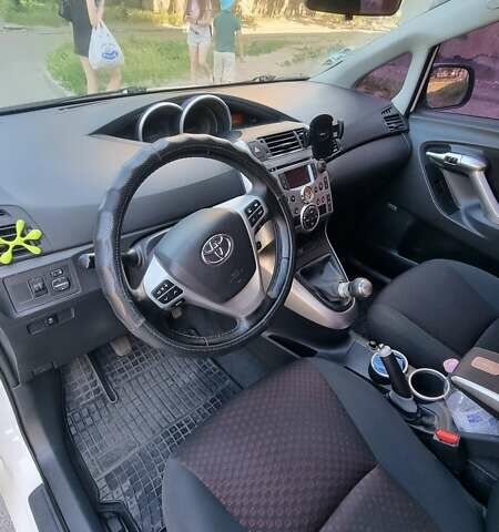 Белый Тойота Версо, объемом двигателя 2 л и пробегом 260 тыс. км за 9000 $, фото 12 на Automoto.ua