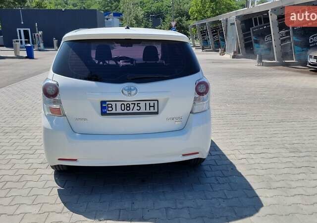 Белый Тойота Версо, объемом двигателя 2 л и пробегом 260 тыс. км за 9000 $, фото 4 на Automoto.ua