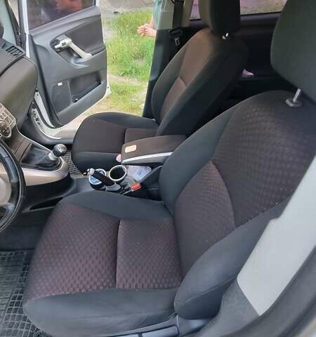 Белый Тойота Версо, объемом двигателя 2 л и пробегом 260 тыс. км за 9000 $, фото 9 на Automoto.ua