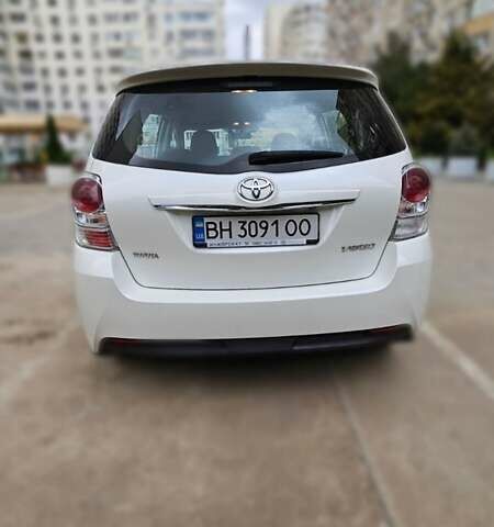 Белый Тойота Версо, объемом двигателя 1.8 л и пробегом 150 тыс. км за 10500 $, фото 1 на Automoto.ua