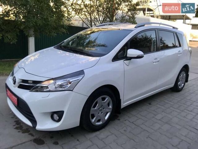 Белый Тойота Версо, объемом двигателя 2 л и пробегом 188 тыс. км за 10500 $, фото 5 на Automoto.ua