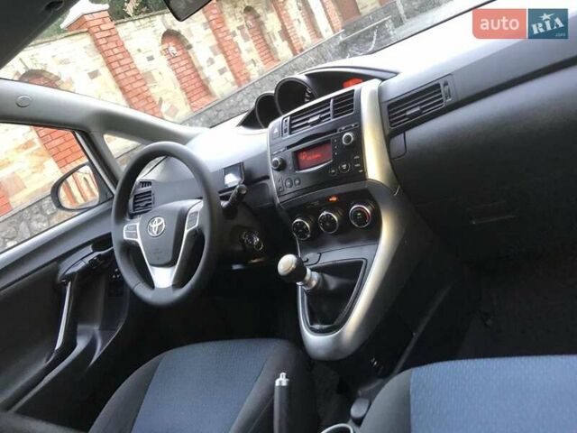Белый Тойота Версо, объемом двигателя 2 л и пробегом 188 тыс. км за 10500 $, фото 18 на Automoto.ua