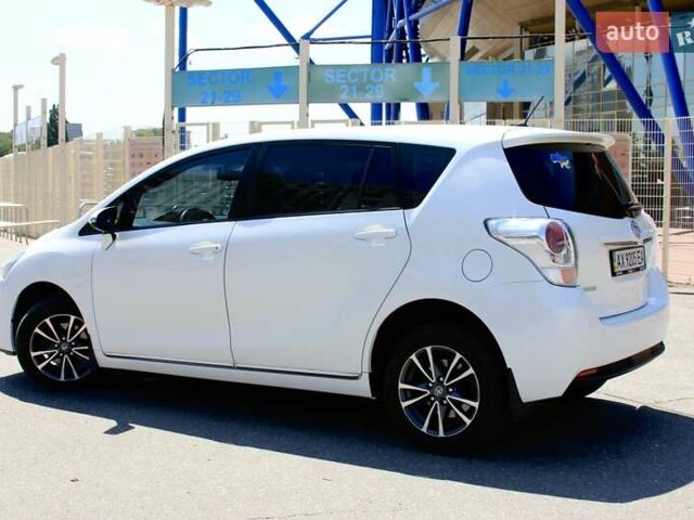 Белый Тойота Версо, объемом двигателя 1.8 л и пробегом 325 тыс. км за 9999 $, фото 2 на Automoto.ua