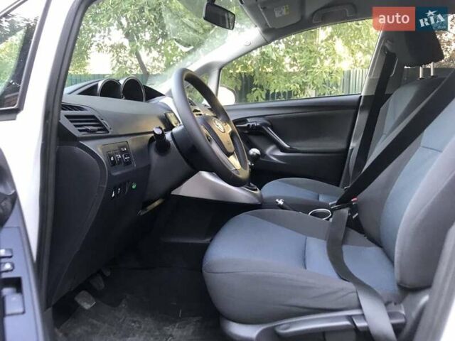 Белый Тойота Версо, объемом двигателя 2 л и пробегом 188 тыс. км за 10500 $, фото 17 на Automoto.ua