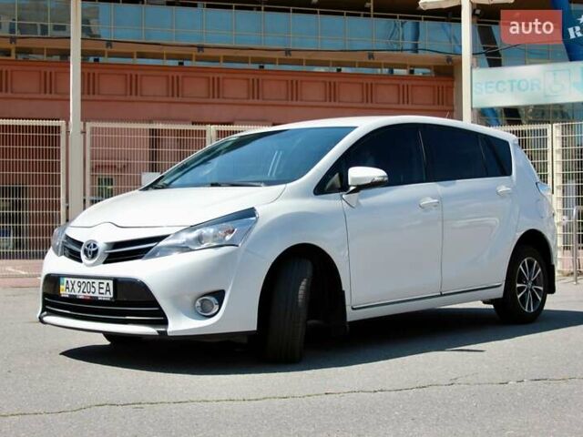 Белый Тойота Версо, объемом двигателя 1.8 л и пробегом 325 тыс. км за 9999 $, фото 1 на Automoto.ua