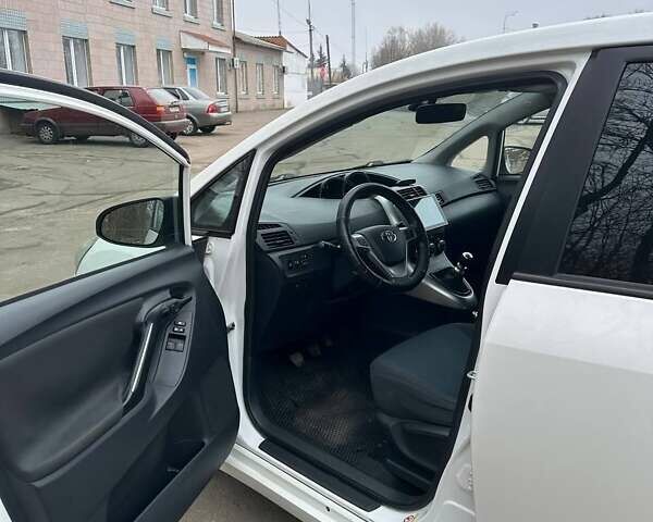 Белый Тойота Версо, объемом двигателя 2 л и пробегом 360 тыс. км за 8800 $, фото 10 на Automoto.ua