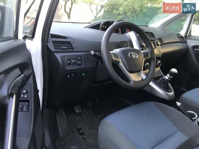 Белый Тойота Версо, объемом двигателя 2 л и пробегом 188 тыс. км за 10500 $, фото 25 на Automoto.ua