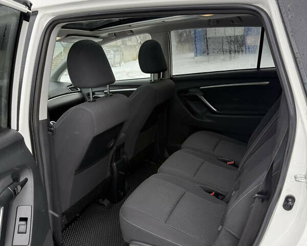 Білий Тойота Версо, об'ємом двигуна 2 л та пробігом 295 тис. км за 10500 $, фото 18 на Automoto.ua