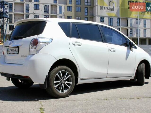 Белый Тойота Версо, объемом двигателя 1.8 л и пробегом 325 тыс. км за 9999 $, фото 5 на Automoto.ua