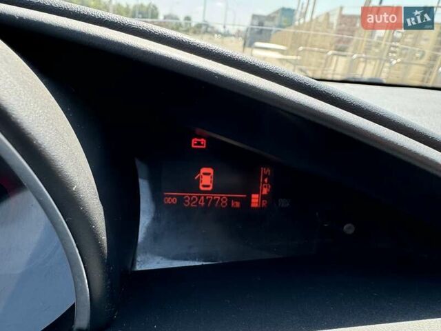 Белый Тойота Версо, объемом двигателя 1.8 л и пробегом 325 тыс. км за 9999 $, фото 12 на Automoto.ua