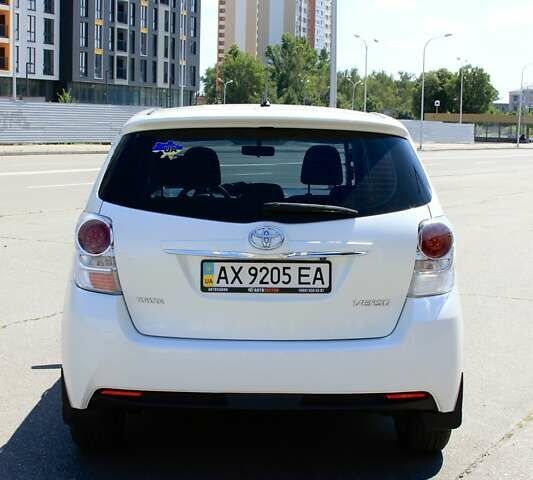 Белый Тойота Версо, объемом двигателя 1.8 л и пробегом 325 тыс. км за 9999 $, фото 3 на Automoto.ua