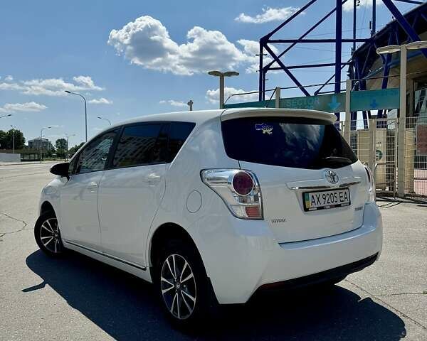 Белый Тойота Версо, объемом двигателя 1.8 л и пробегом 325 тыс. км за 9999 $, фото 6 на Automoto.ua