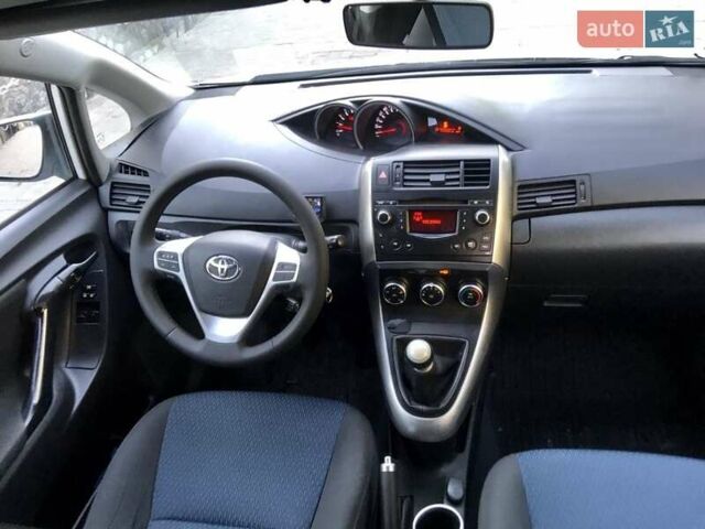 Белый Тойота Версо, объемом двигателя 2 л и пробегом 188 тыс. км за 10500 $, фото 15 на Automoto.ua