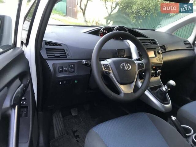 Белый Тойота Версо, объемом двигателя 2 л и пробегом 188 тыс. км за 10500 $, фото 26 на Automoto.ua