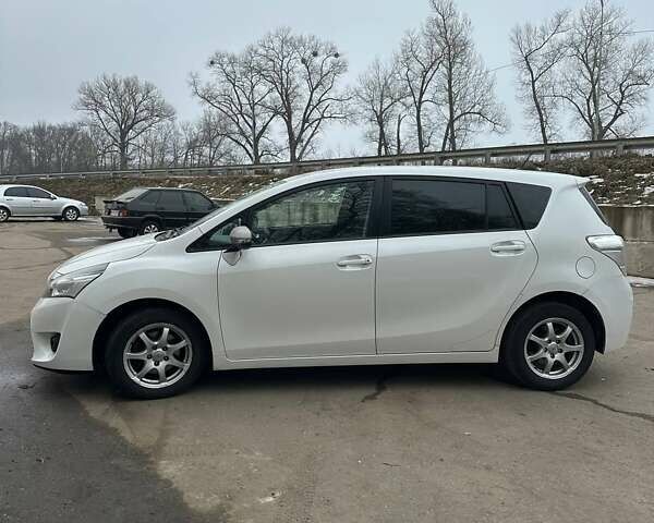 Белый Тойота Версо, объемом двигателя 2 л и пробегом 360 тыс. км за 8800 $, фото 6 на Automoto.ua