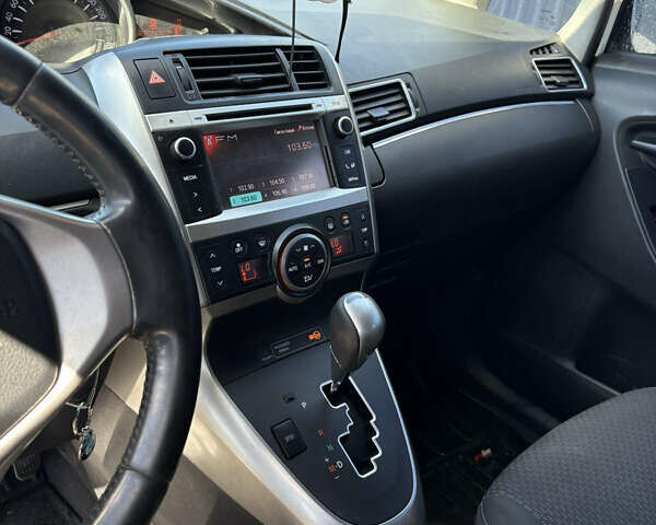 Тойота Версо 2013 в Вознесенске на Automoto.ua Белый Тойота Версо, объемом двигателя 1.8 л и пробегом 290 тыс. км за 9700 $, фото 6 на Automoto.ua