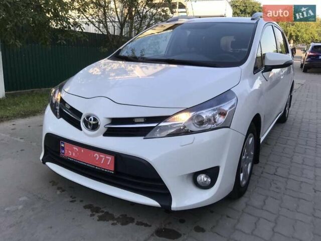 Белый Тойота Версо, объемом двигателя 2 л и пробегом 188 тыс. км за 10500 $, фото 4 на Automoto.ua