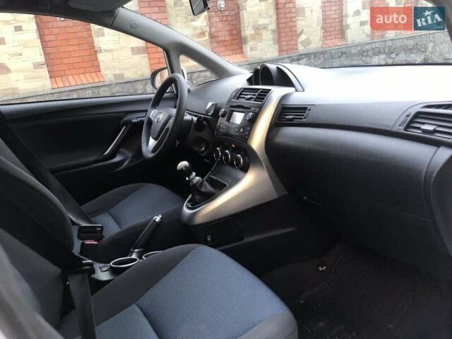 Белый Тойота Версо, объемом двигателя 2 л и пробегом 188 тыс. км за 10500 $, фото 23 на Automoto.ua