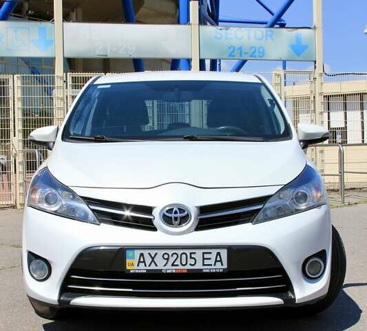 Белый Тойота Версо, объемом двигателя 1.8 л и пробегом 325 тыс. км за 9999 $, фото 9 на Automoto.ua