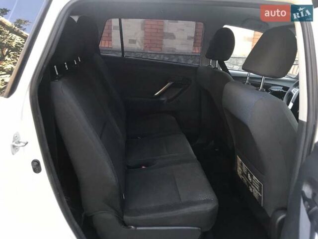 Белый Тойота Версо, объемом двигателя 2 л и пробегом 188 тыс. км за 10500 $, фото 19 на Automoto.ua