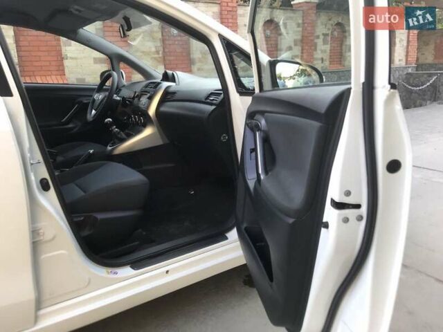 Белый Тойота Версо, объемом двигателя 2 л и пробегом 188 тыс. км за 10500 $, фото 21 на Automoto.ua